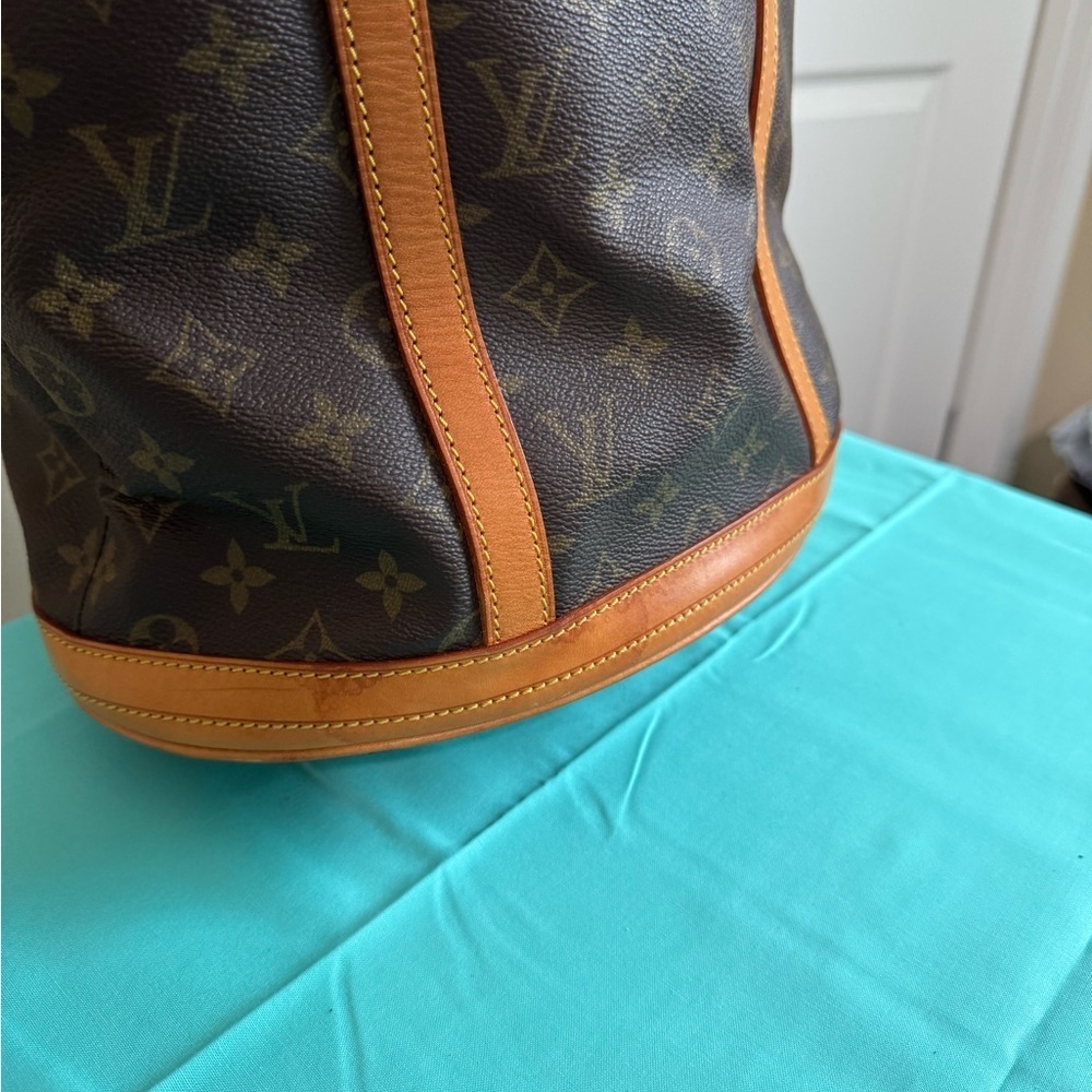 Louis Vuitton Monogram Bucket Tote GM with Pouch - Picture 5 of 16